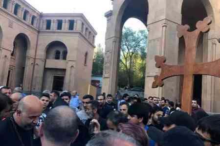 Участники акции протеста против Католикоса всех армян ворвались в Католикосат